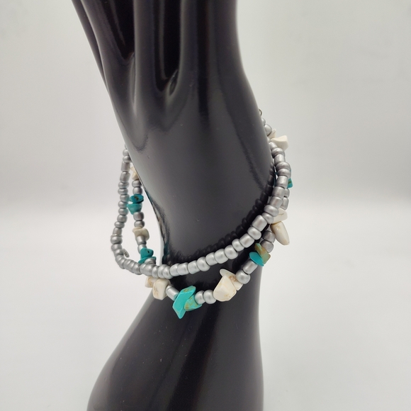 Beautiful Silver and Turquoise Beaded Bracelet With Silvertone Feather Charm - Picture 3 of 4